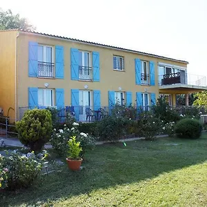 https://les-cavalets.fr-provencehotel.com